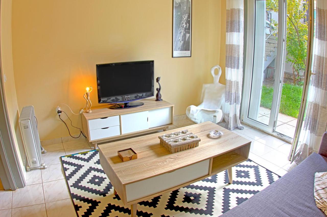 Stylish City Center Garden Apartment Атина Екстериор снимка