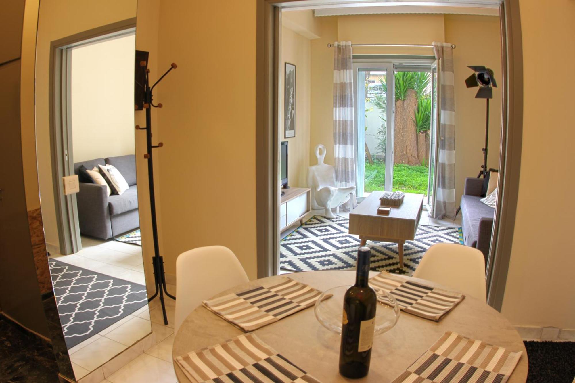 Stylish City Center Garden Apartment Атина Екстериор снимка